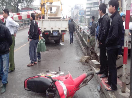 Xe biển xanh tông đổ thanh chấn cầu vượt, hai người nguy kịch